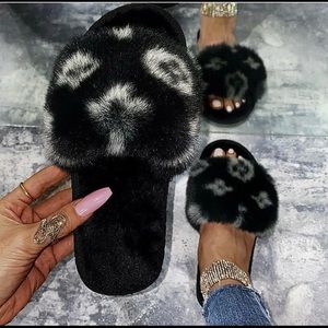 COPY - Fuzzy slippers